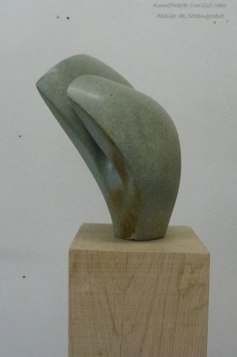 Een beeld van Opaal Serpentijn op een houten sokkel