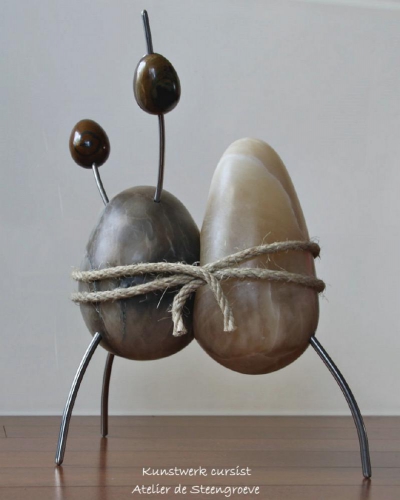 Een beeld van Speksteen gecombineerd met RVS, touw en marmeren eieren