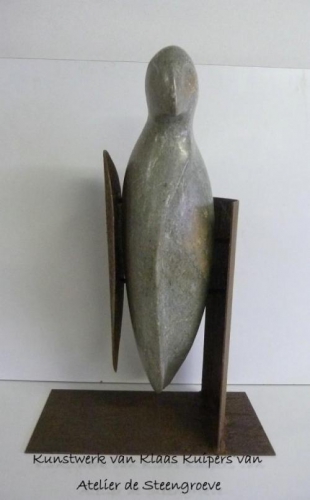 "Bird 2" Een beeld van Serpentijn gecombineerd met Corton Steel