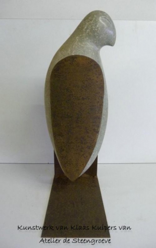 "Bird 2" Een beeld van Serpentijn gecombineerd met Corton Steel