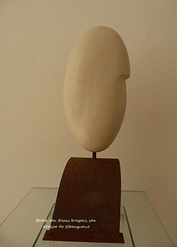 Een beeld van Frans Kalksteen – Pierre du Long - op een corten stalen sokkel